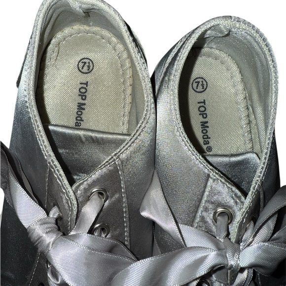 TOP Moda Silver Sneakers Comfortable Stylish Footwear size 7.5 - Picture 5 of 7